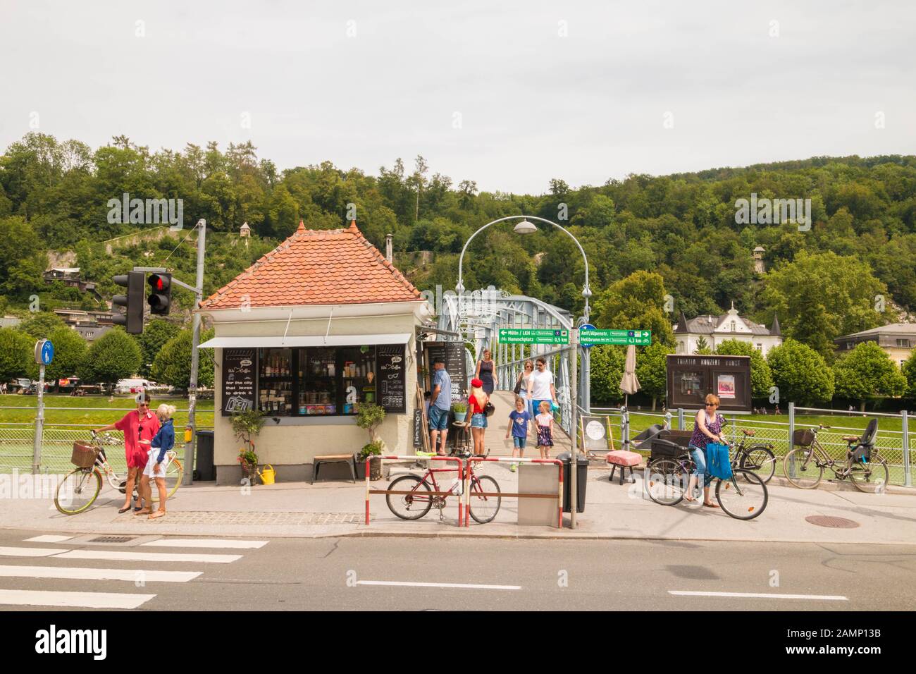 Salisburgo, Austria - 18 luglio 2019: Persone a piedi e in bicicletta  vicino al ponte Mozart (Mozartsteg) nella città vecchia. Vita di strada di  Salisburgo Foto stock - Alamy