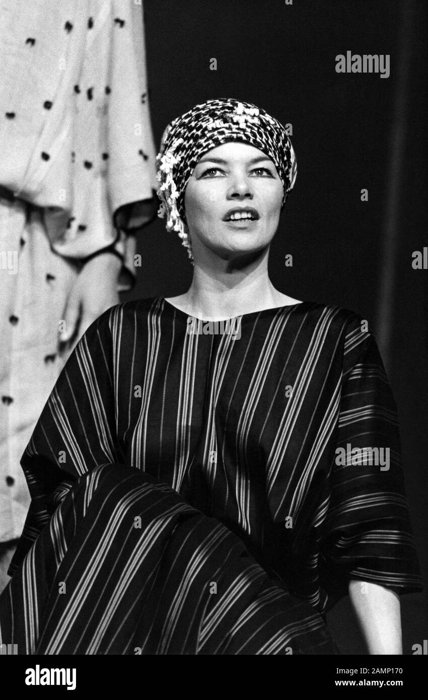 Glenda Jackson (come Cleopatra) ad ANTONY E CLEOPATRA da Shakespeare diretto da Peter Brook per la Royal Shakespeare Company (RSC) al Royal Shakespeare Theatre, Stratford-upon-Avon, Inghilterra, apertura il 04/10/1978. Progettato Da Sally Jacobs. Foto Stock