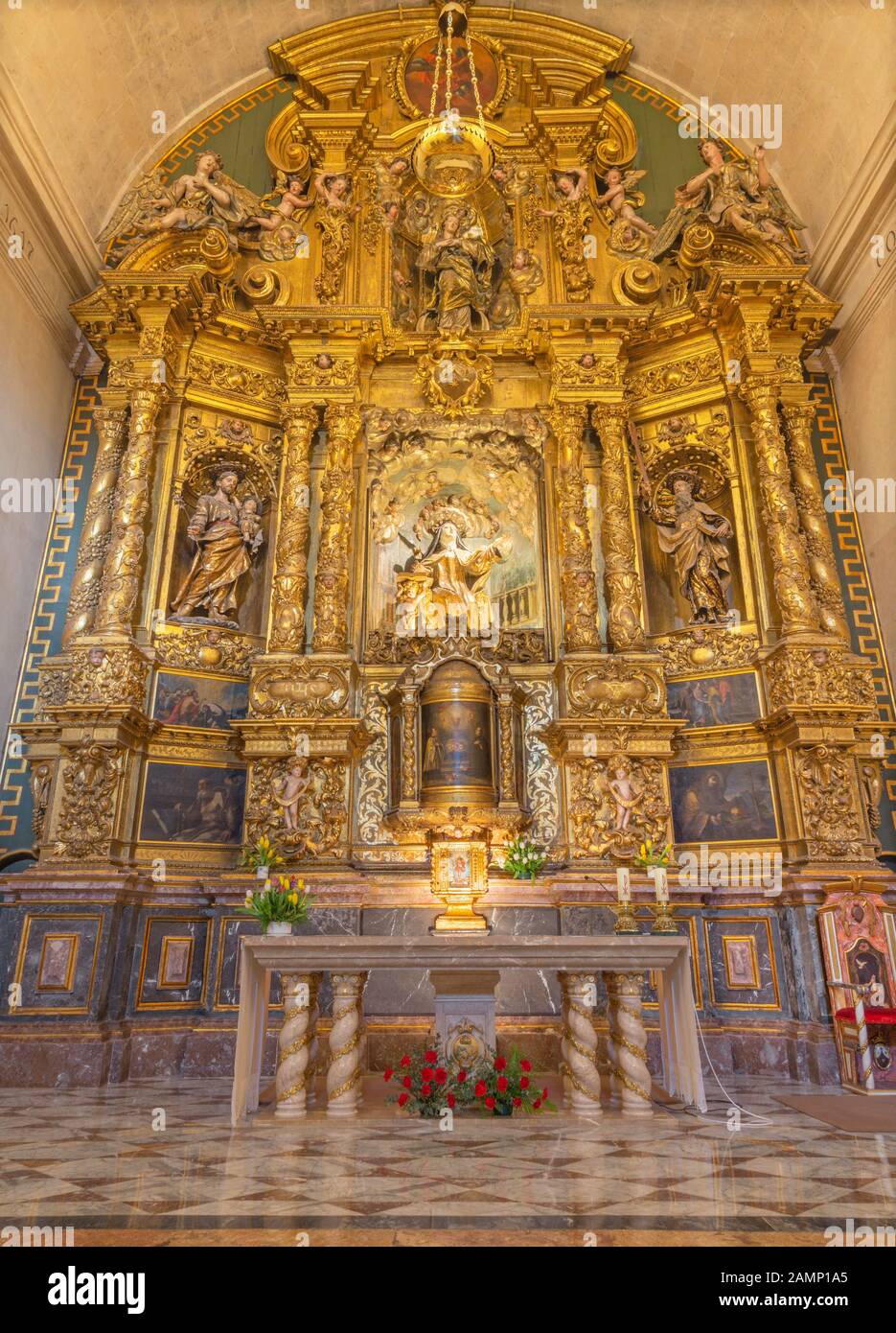 Palma DE MALLORCA, SPAGNA - 29 GENNAIO 2019: L'altare maggiore barocco con la statua di Santa Teresa d'Avila nella chiesa Iglesia de Santa Maria Magdal Foto Stock