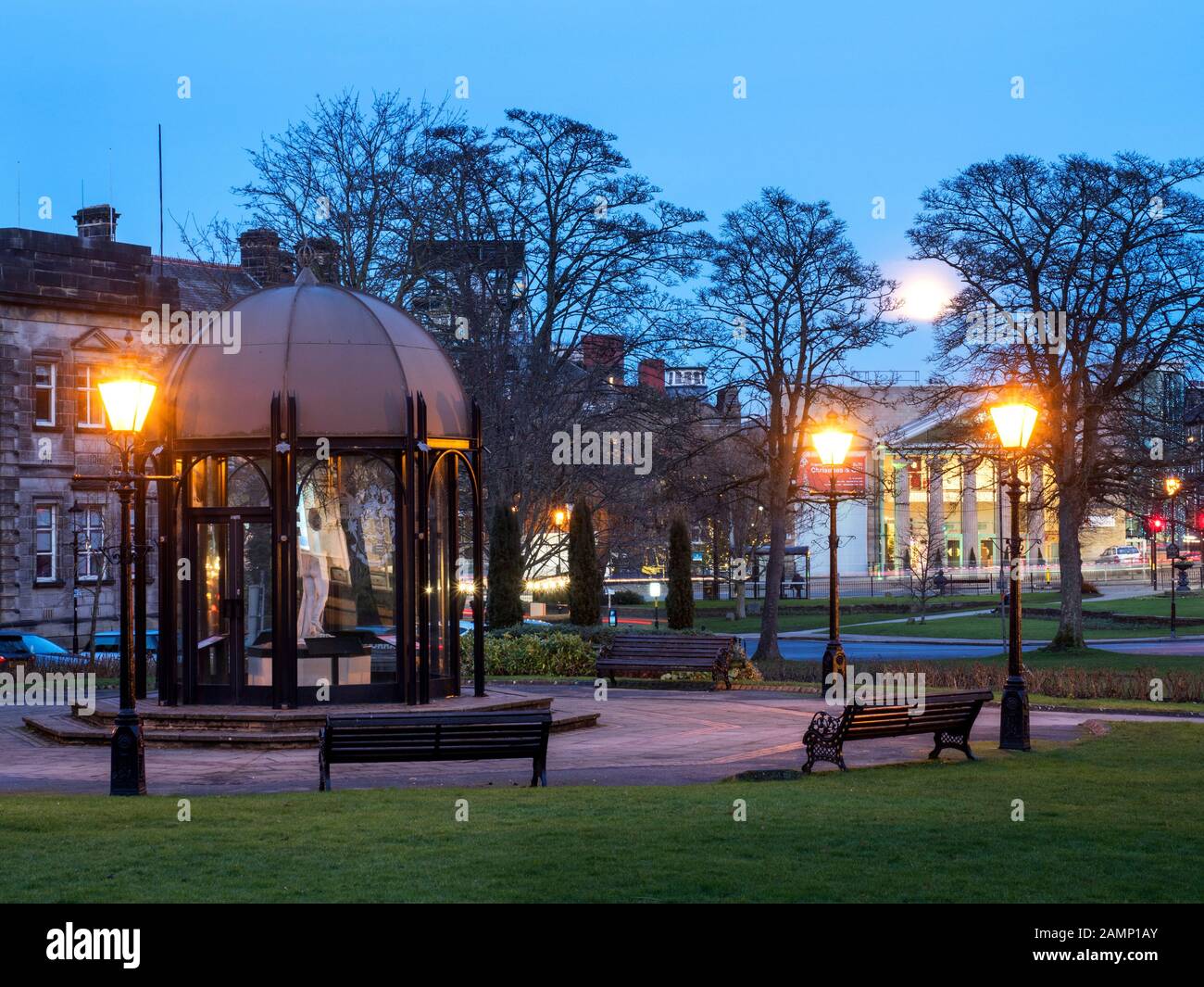 Padiglione in vetro che ospita la statua di Cupido e Psiche di Giovanni Maria Benzoni Crescent Gardens Harrogate Yorkshire England Foto Stock