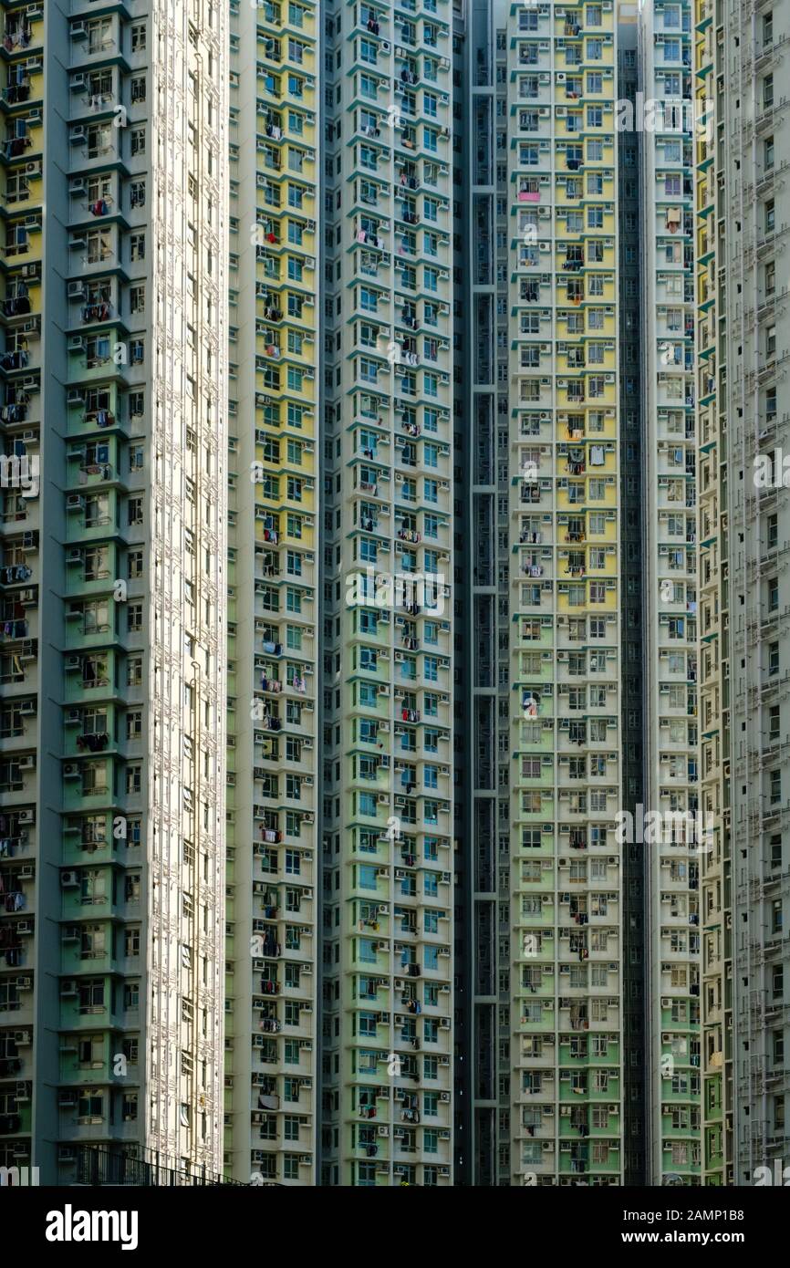 enorme edificio residenziale, alto edificio di appartamenti con facciata Foto Stock