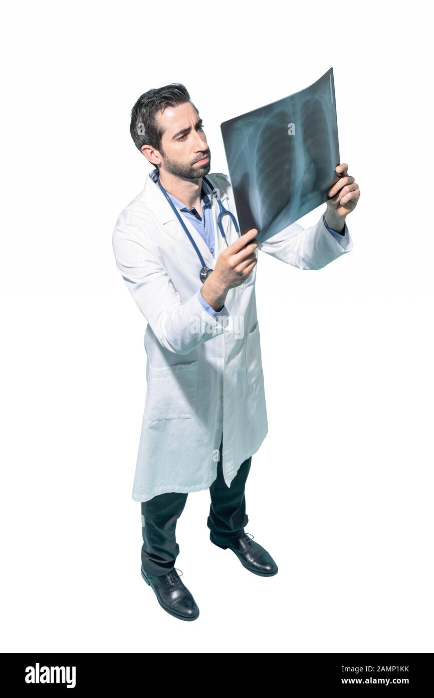 Radiologo professionista che controlla la radiografia di un paziente, sfondo bianco Foto Stock