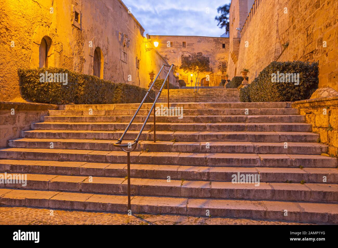 Palma de Mallorca - le mura del Palazzo Almudaina al crepuscolo. Foto Stock