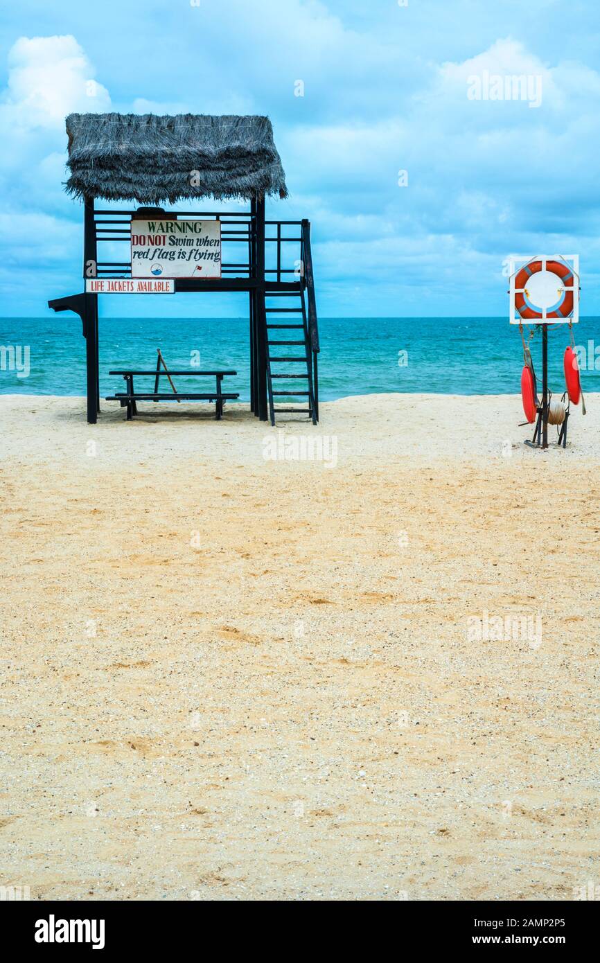 La stazione bagnino sulla spiaggia di Kololi in Gambia. Foto Stock