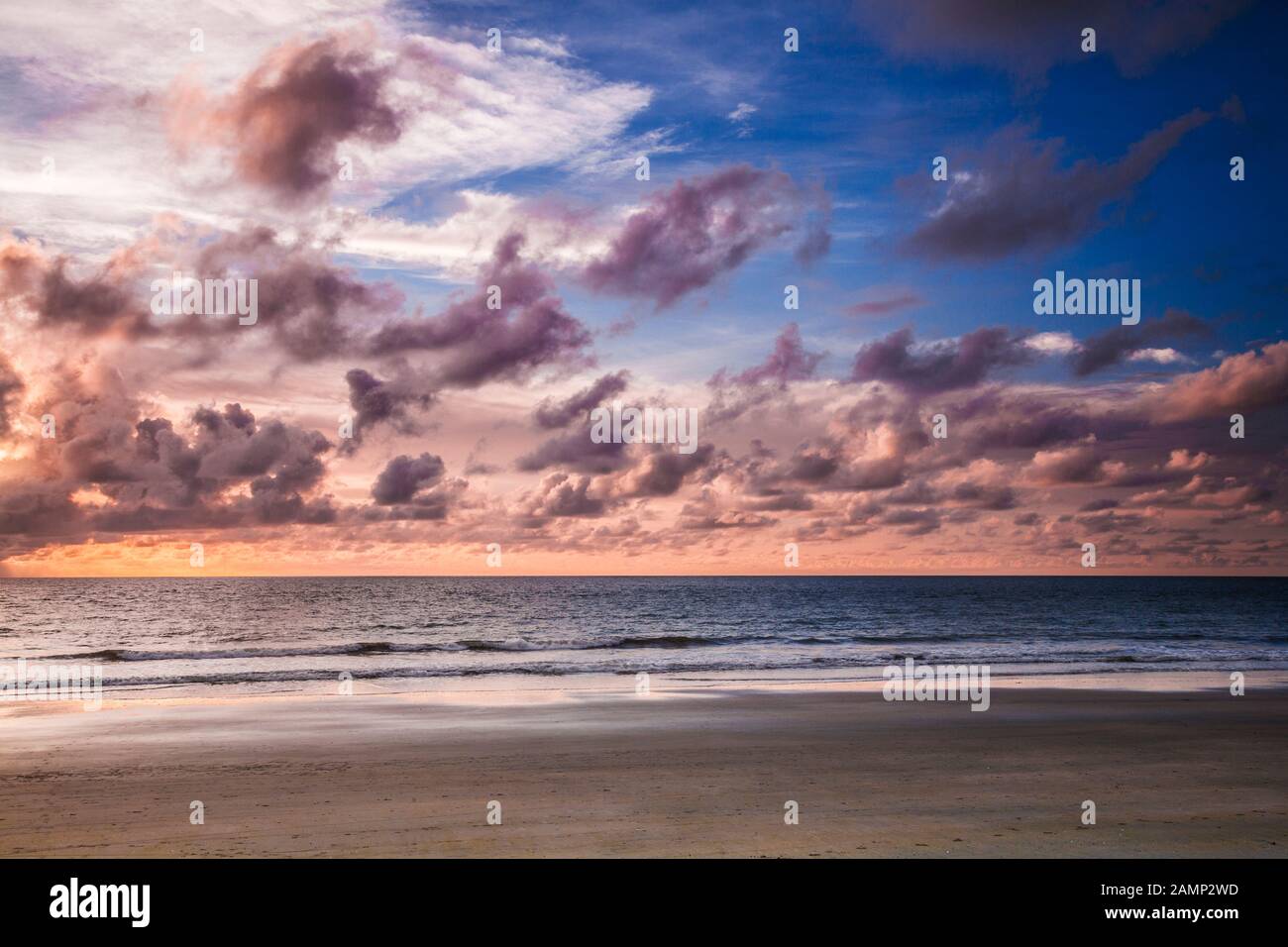 Una drammatica Atlantic seascape prese a Kololi beach in Gambia. Foto Stock