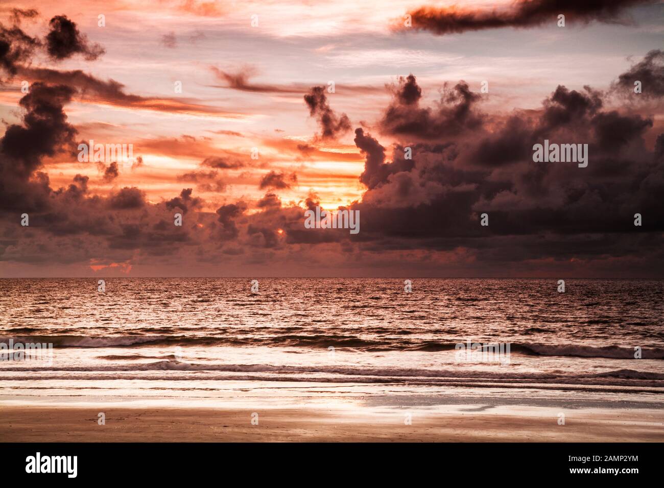 Una drammatica Atlantic seascape prese a Kololi beach in Gambia. Foto Stock