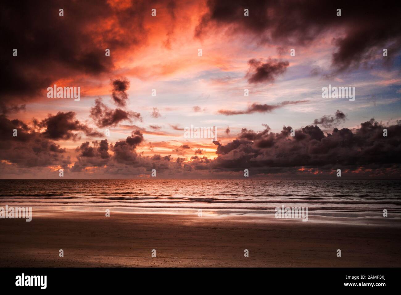 Una drammatica Atlantic seascape prese a Kololi beach in Gambia. Foto Stock