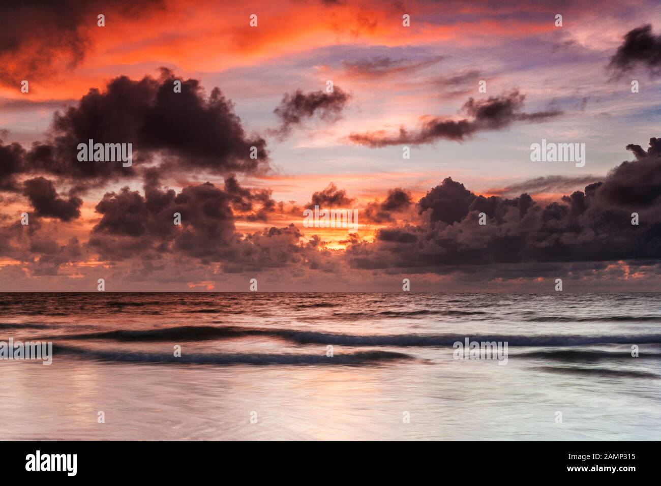 Una drammatica Atlantic seascape prese a Kololi beach in Gambia. Foto Stock