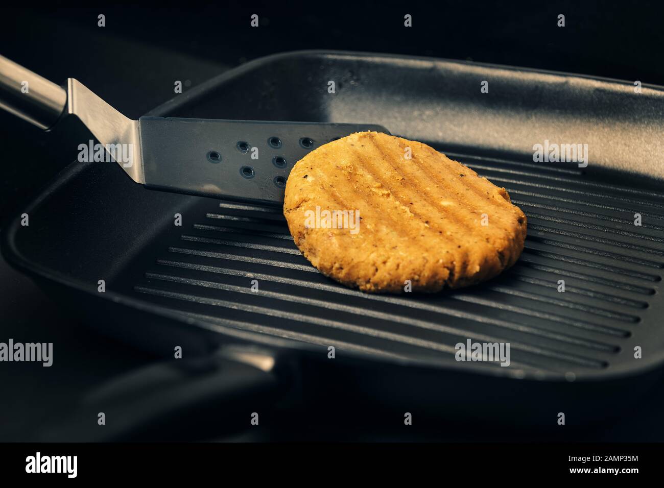 spatola con hamburger vegano sul ferro da stiro, cibo vegetariano e sano stile di vita Foto Stock