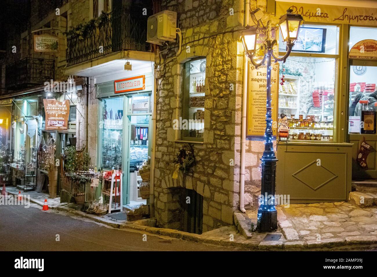 Splendidamente decorate le strade locali e negozi nel villaggio di Vytina in Arcadia, Grecia Foto Stock