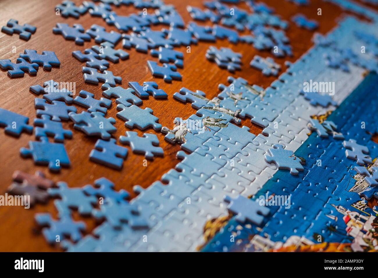 Puzzle pezzi su un tavolo Foto stock - Alamy