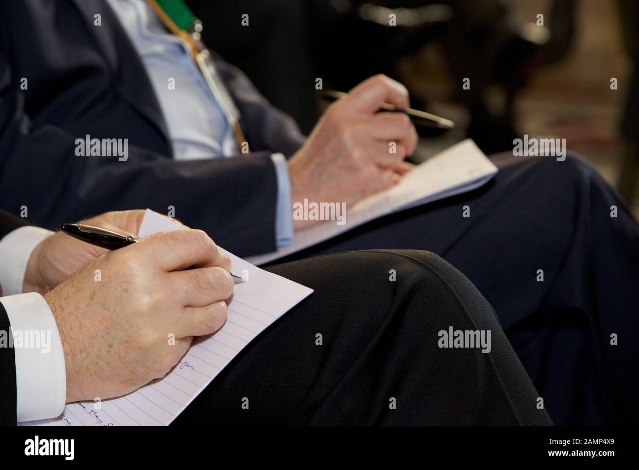 Prendere appunti durante una riunione d'affari o una conferenza. Foto Stock