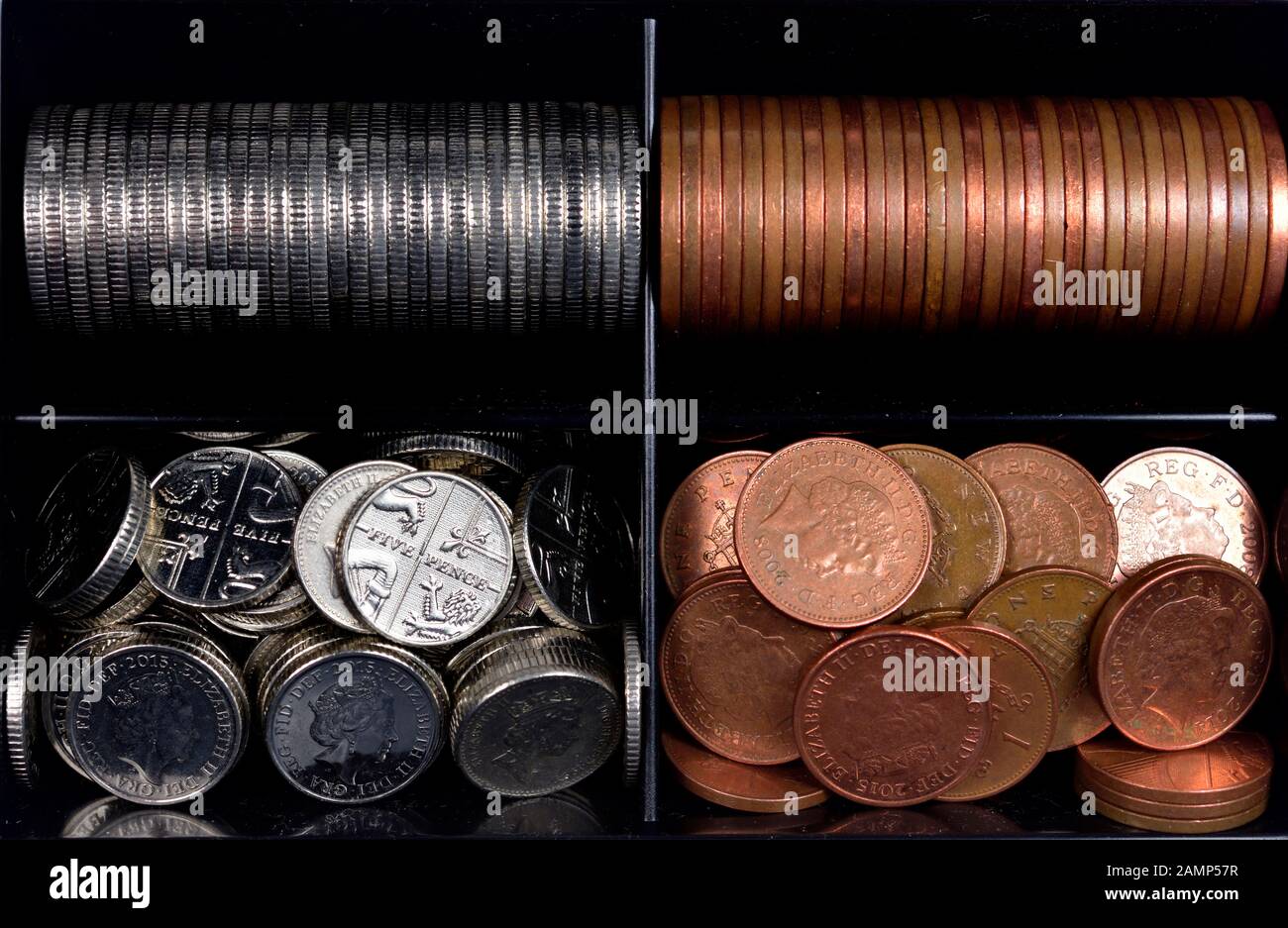 Nero vassoio di monete con un penny, due penny, 5 pence, e 10 pence pezzi Foto Stock