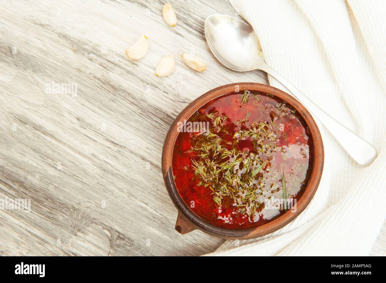 Borsch ucraino con cipolle verdi, pane e aglio. Vista dall'alto Foto Stock