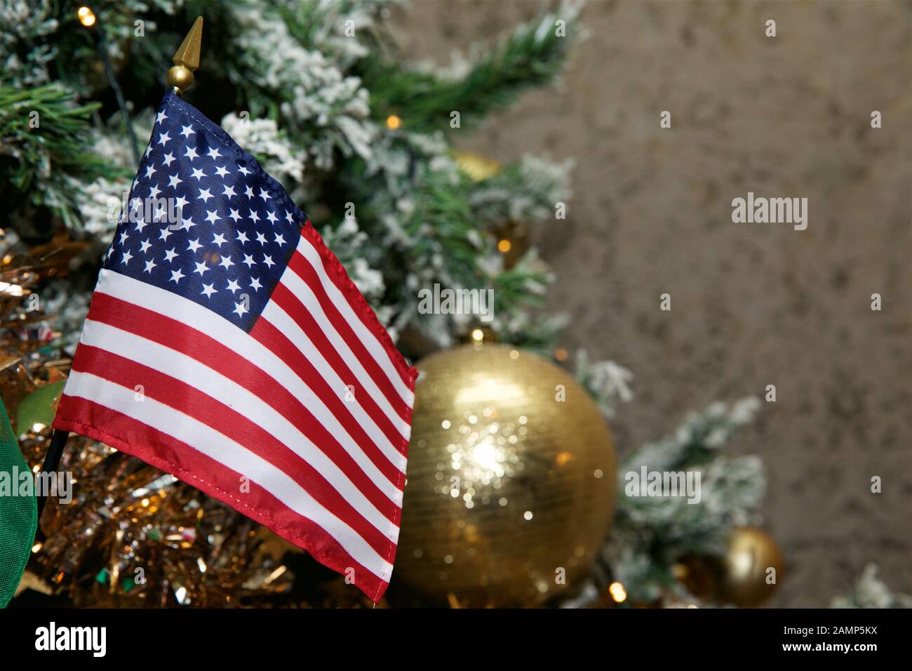 Decorazioni di Natale americane sfondo. Bandiera nazionale in miniatura degli Stati Uniti d'America su un albero di Natale. Foto Stock