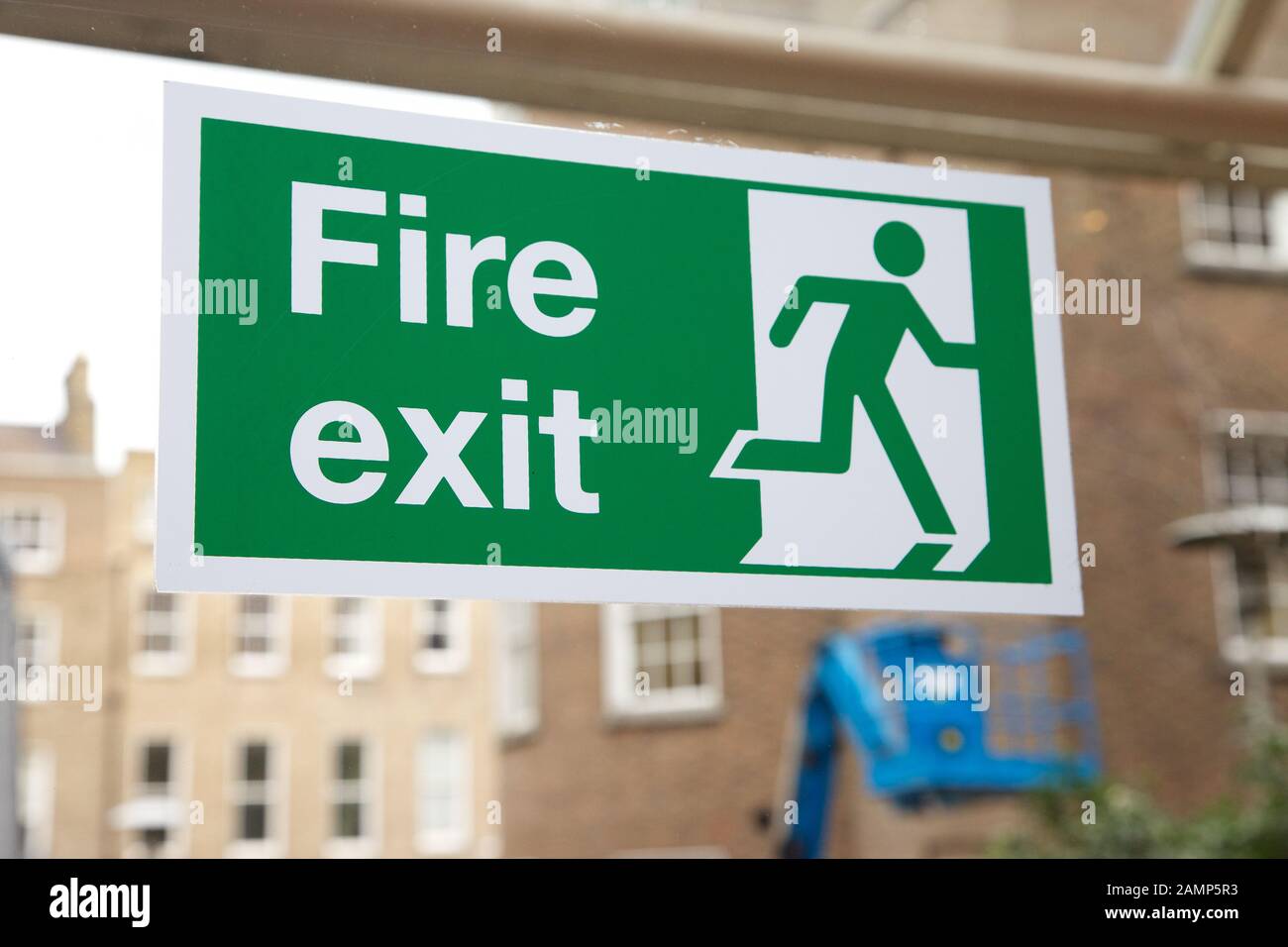 Cartello di uscita antincendio in un edificio pubblico. Foto Stock
