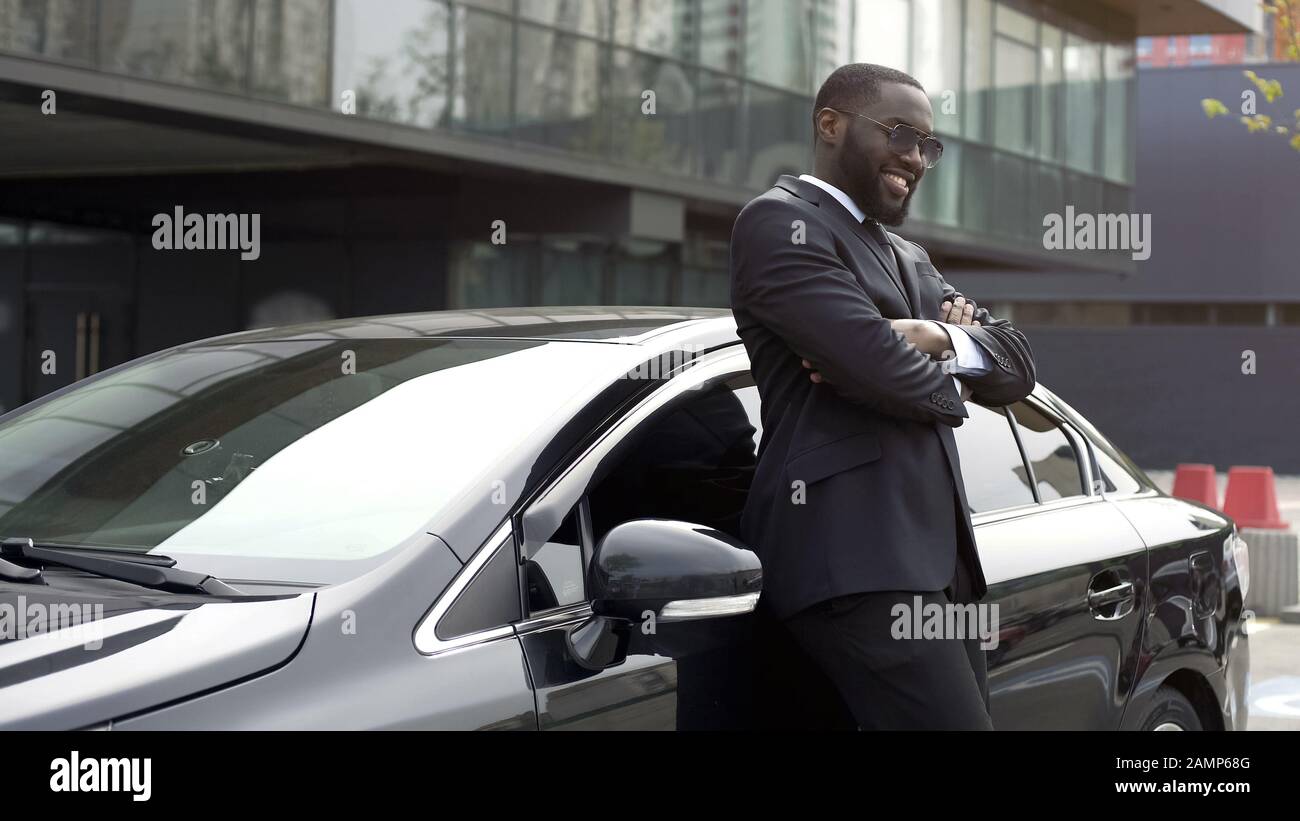 Autista personale di persona importante su un'auto chic, amando e godendo il suo lavoro Foto Stock