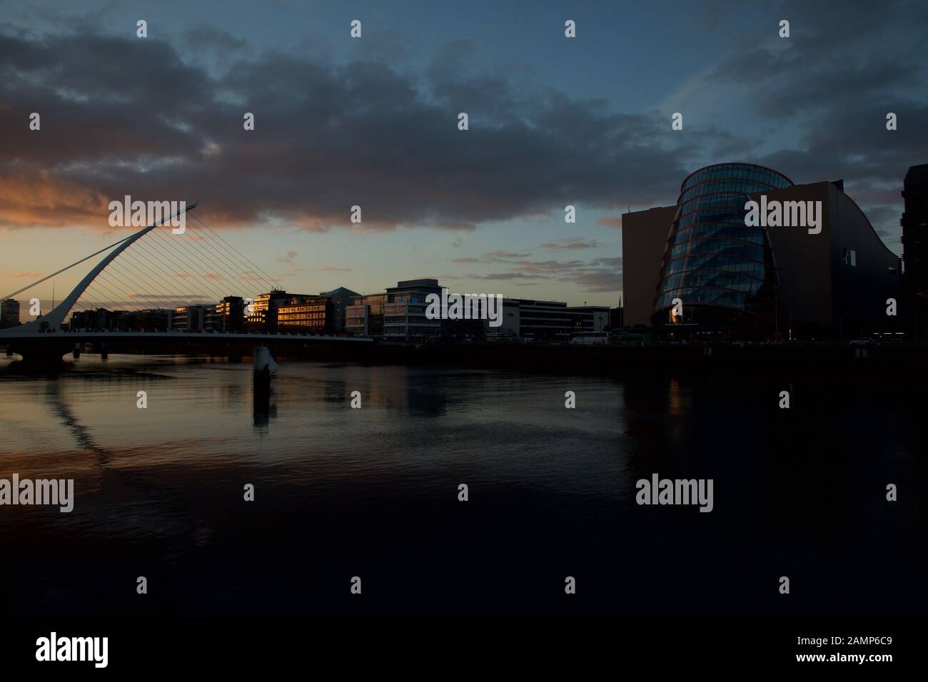 Il ponte Samuel Beckett sul fiume Liffey a Dublino, Irlanda, al tramonto. Foto Stock