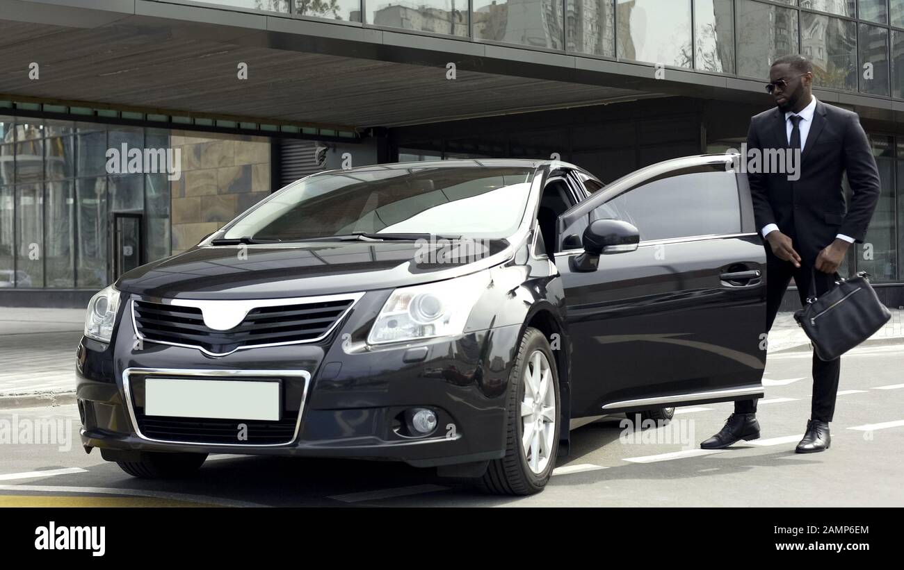 Infastidito con il risultato della riunione oligarca seduto in giù nella sua automobile e andando a casa Foto Stock