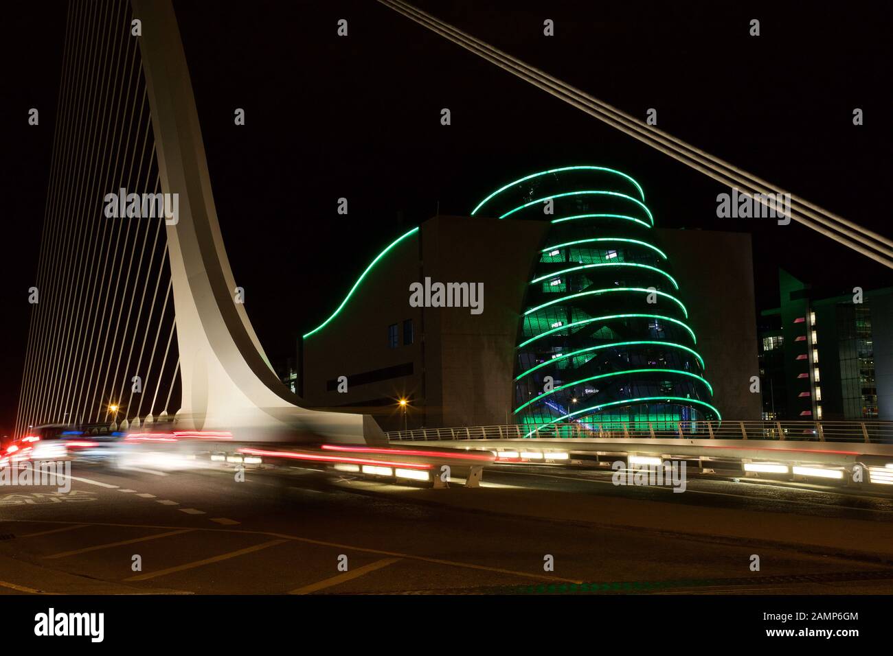 Dublino, Irlanda - 16 marzo 2018: Il Centro Congressi, illustrato dal Ponte Samuel Beckett, illuminato di verde per il celebrato del giorno di San Patrizio Foto Stock