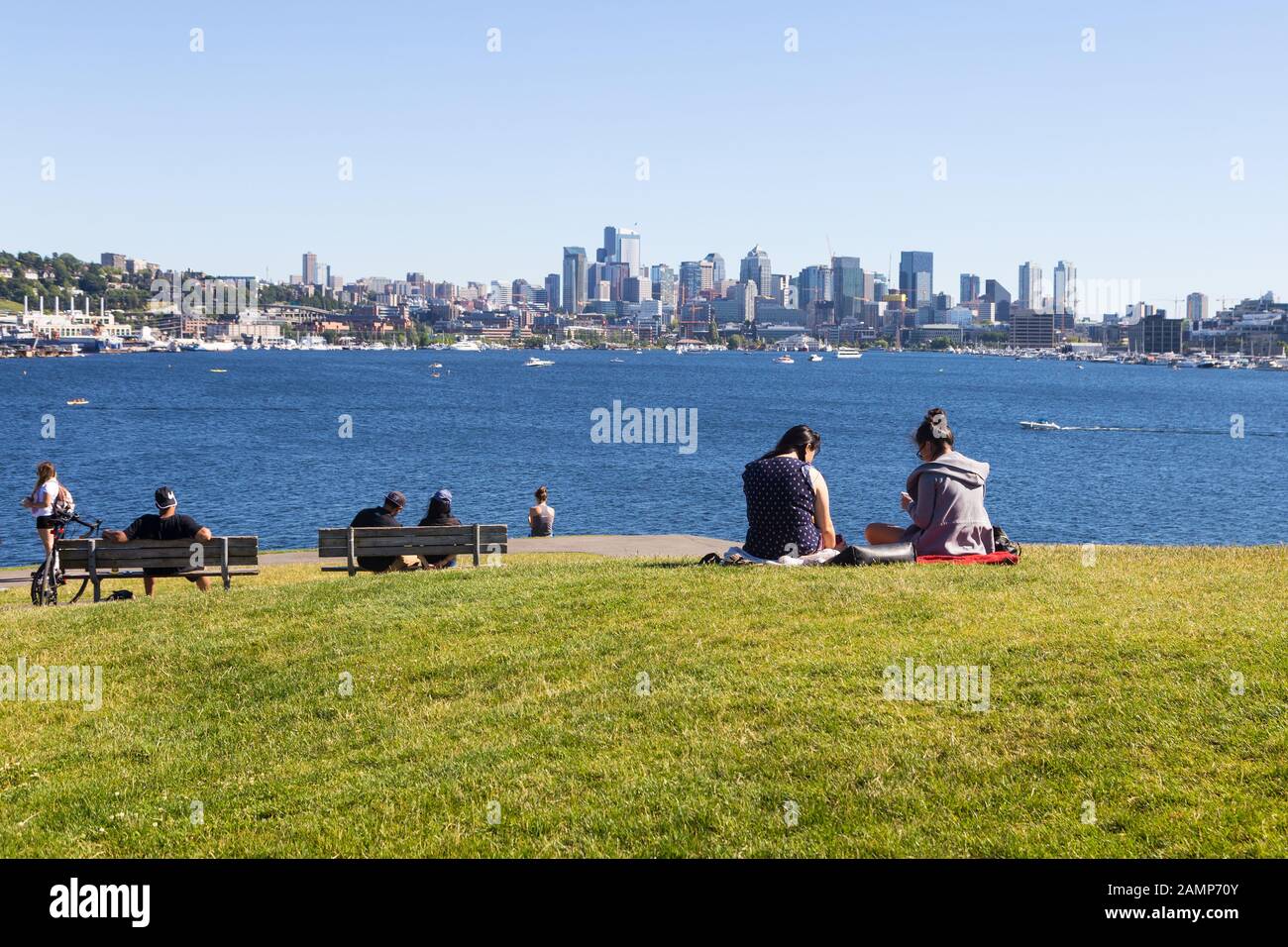 Seattle, USA - 02 giugno 2018: Le persone godono di una soleggiata giornata primaverile nel gas Works Park con lo skyline di Seattle sullo sfondo dello stato di Washington Foto Stock