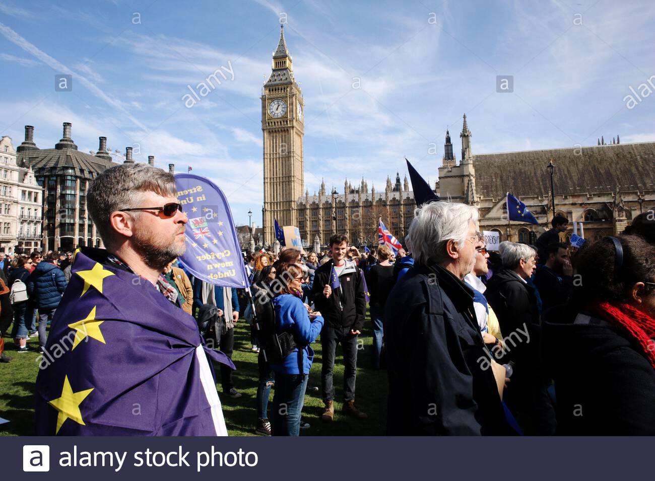 Un uomo vestito con la bandiera dell'UE prende parte ad un anti-Brexit rally a Londra Foto Stock