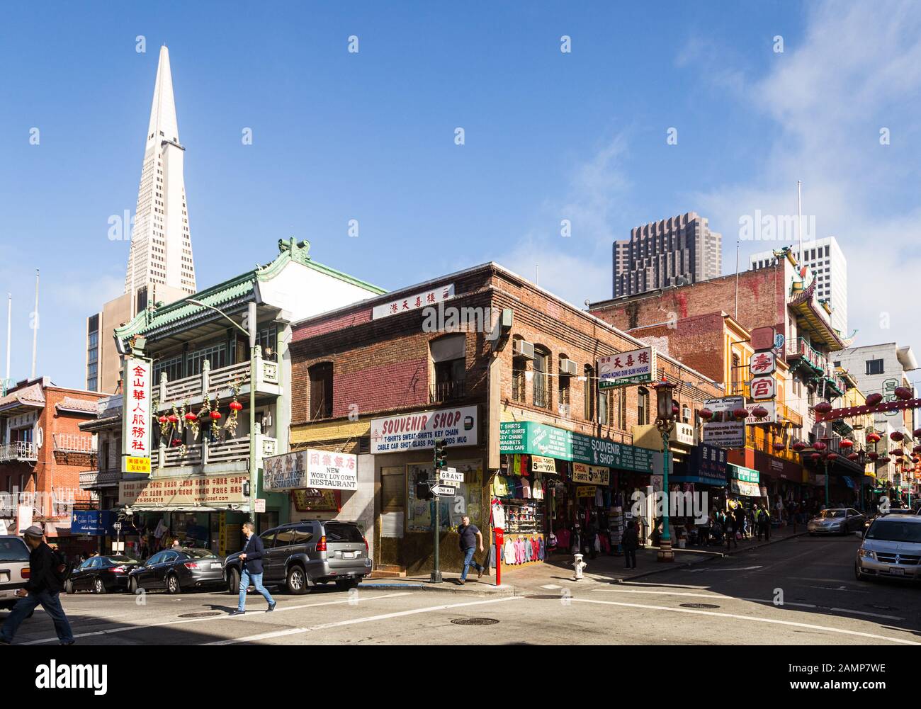 San Francisco - USA - 4 Giugno 2019: La famosa torre della piramide Transamerica contrasta con i bassi edifici di Chinatown a San Francisco nel centro cittadino Foto Stock