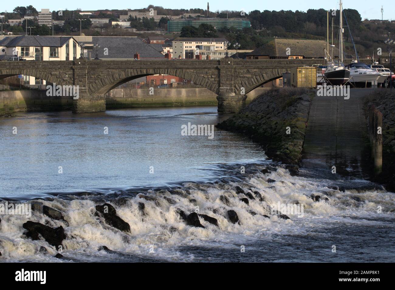 Ponte Trefechan e weir sul fiume Rheidol Aberystwyth [Wales UK Gran Bretagna] Harbour Foto Stock