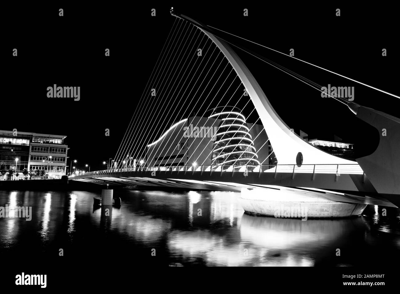 Bianco e nero esposizione lenta night shot di Samuel Beckett Bridge a Dublino, Irlanda Foto Stock