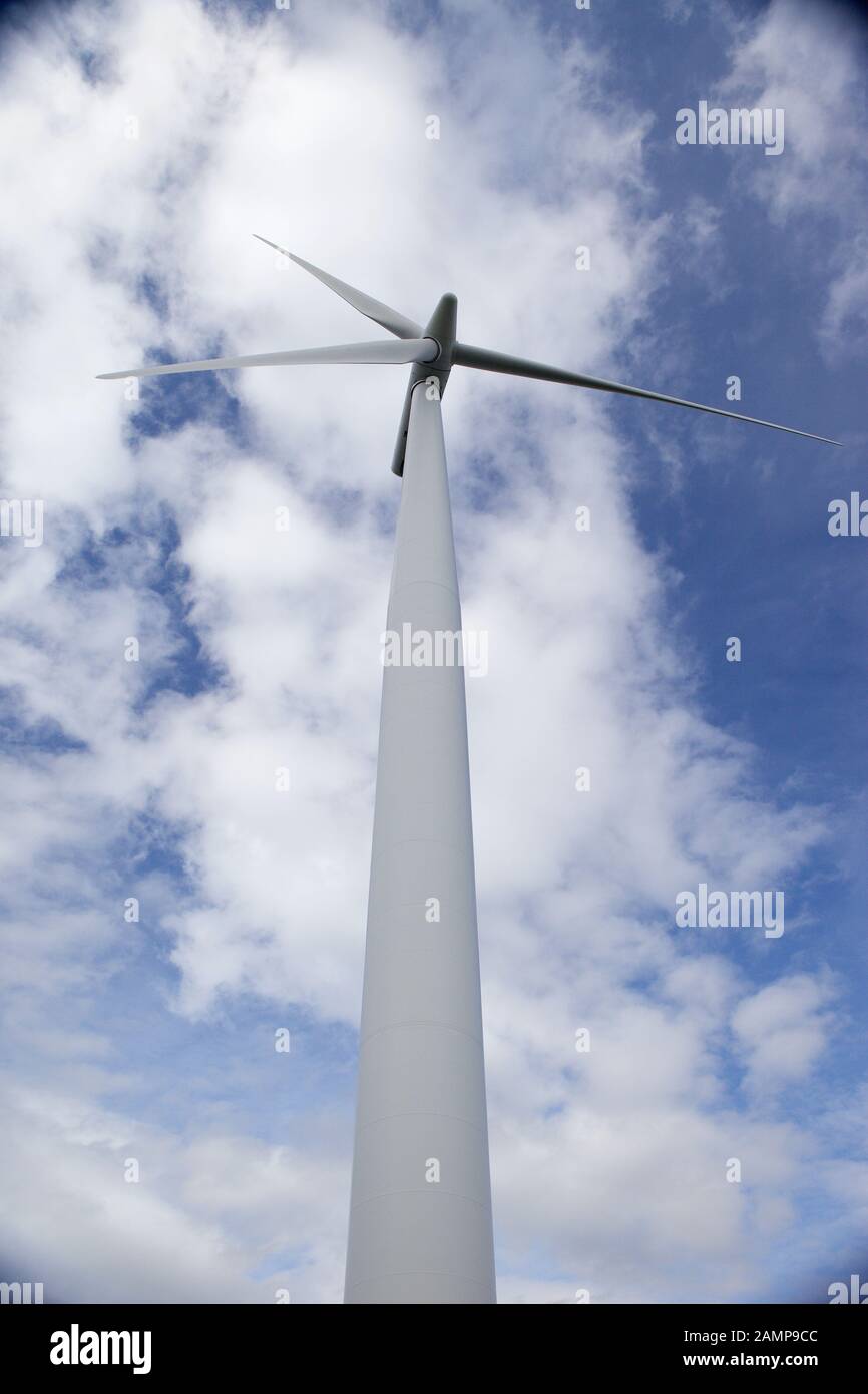 Grande turbina eolica fucilata da sotto. Foto Stock