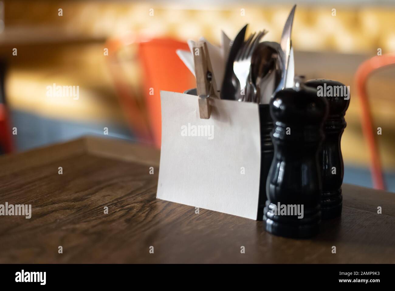 Foglio di carta bianco sul tavolo della caffetteria Foto Stock