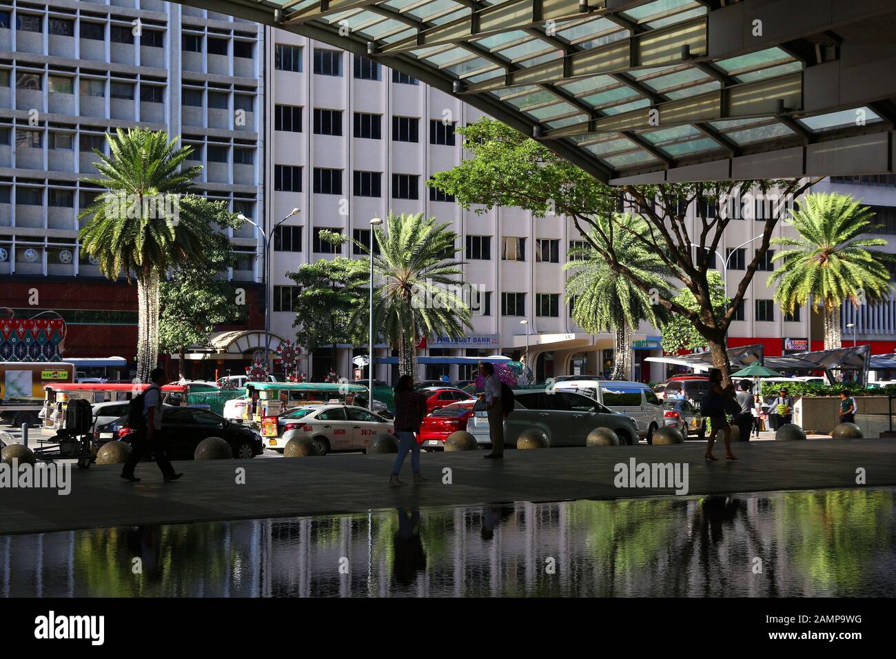 Manila, FILIPPINE - 28 NOVEMBRE 2017: Le persone camminano presso la Borsa delle Filippine a Makati City, Metro Manila, Filippine. Foto Stock