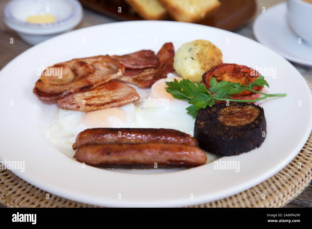 Una colazione irlandese completa composta da bacon, uova, salsiccia, budino nero e pomodoro grigliate. Foto Stock