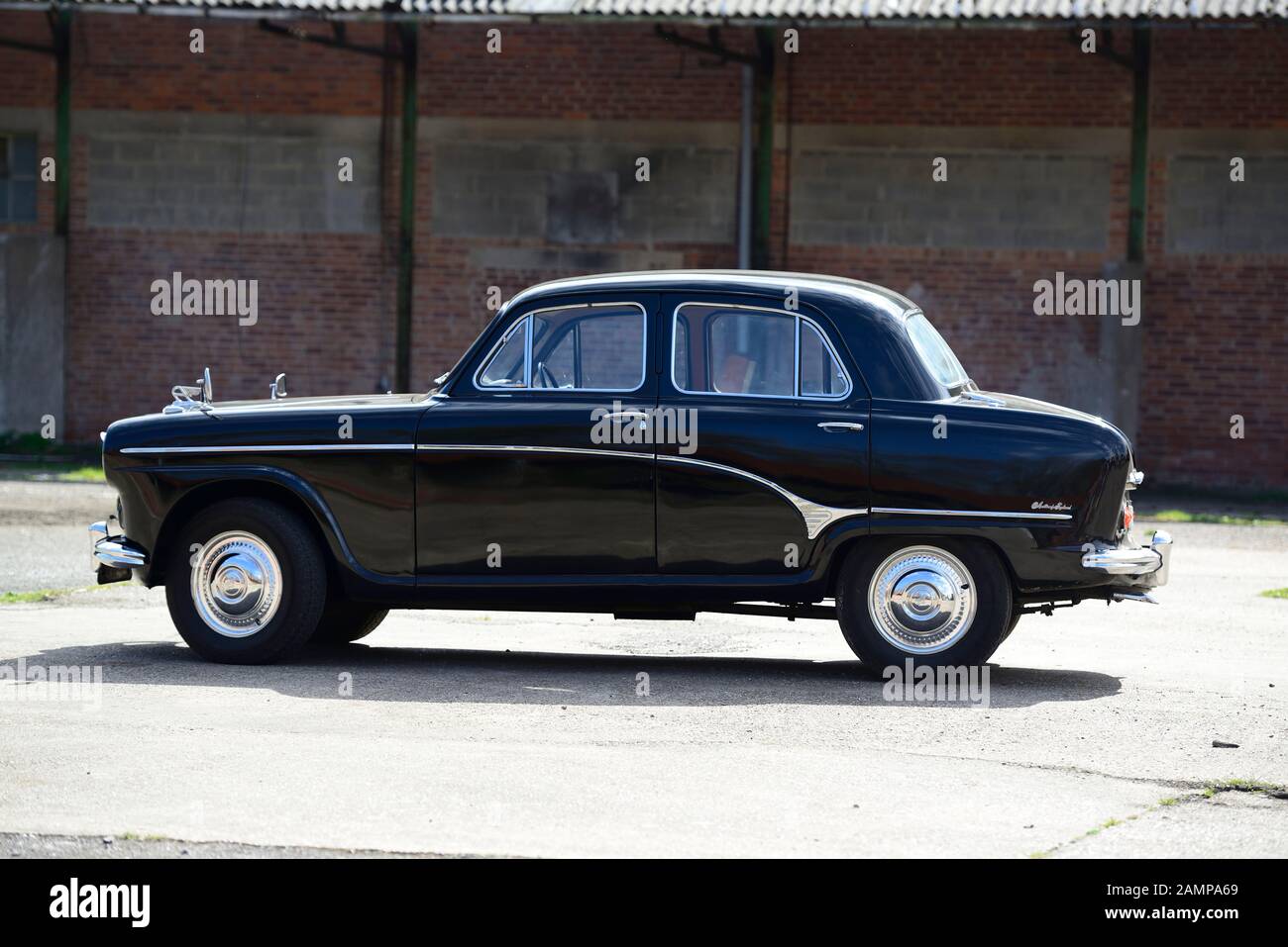 Austin Westminster A90 in piedi in un vecchio cantiere Foto Stock