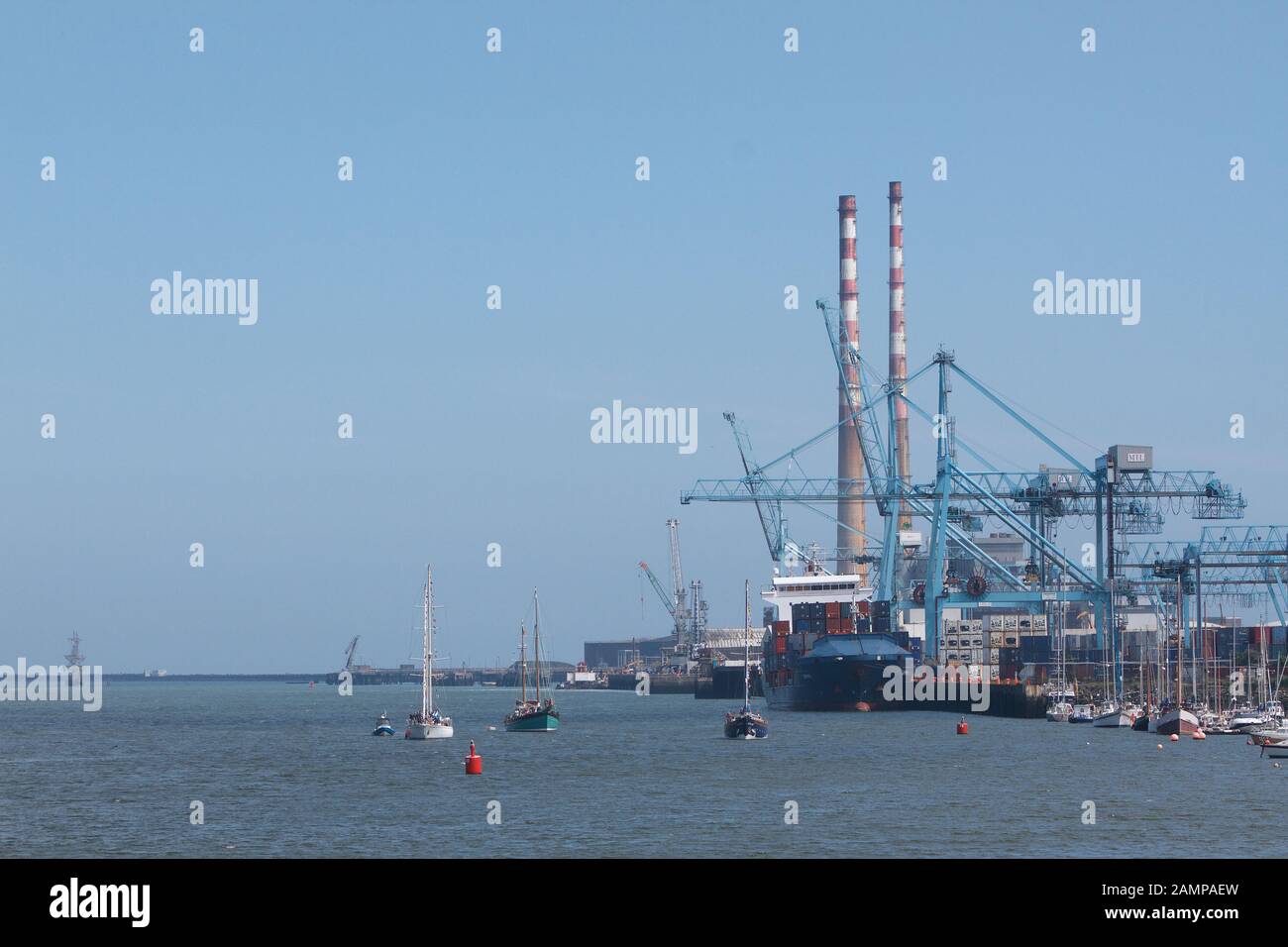 Navi Alte Che Entrano Nel Porto Di Dublino, Irlanda. Foto Stock