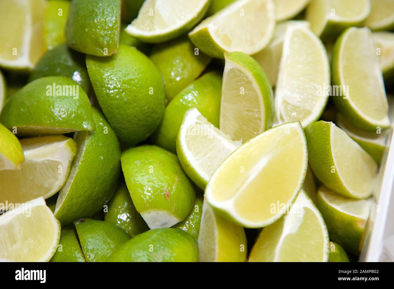 Food background - raccolta di fette di lime dai colori vivaci. Foto Stock