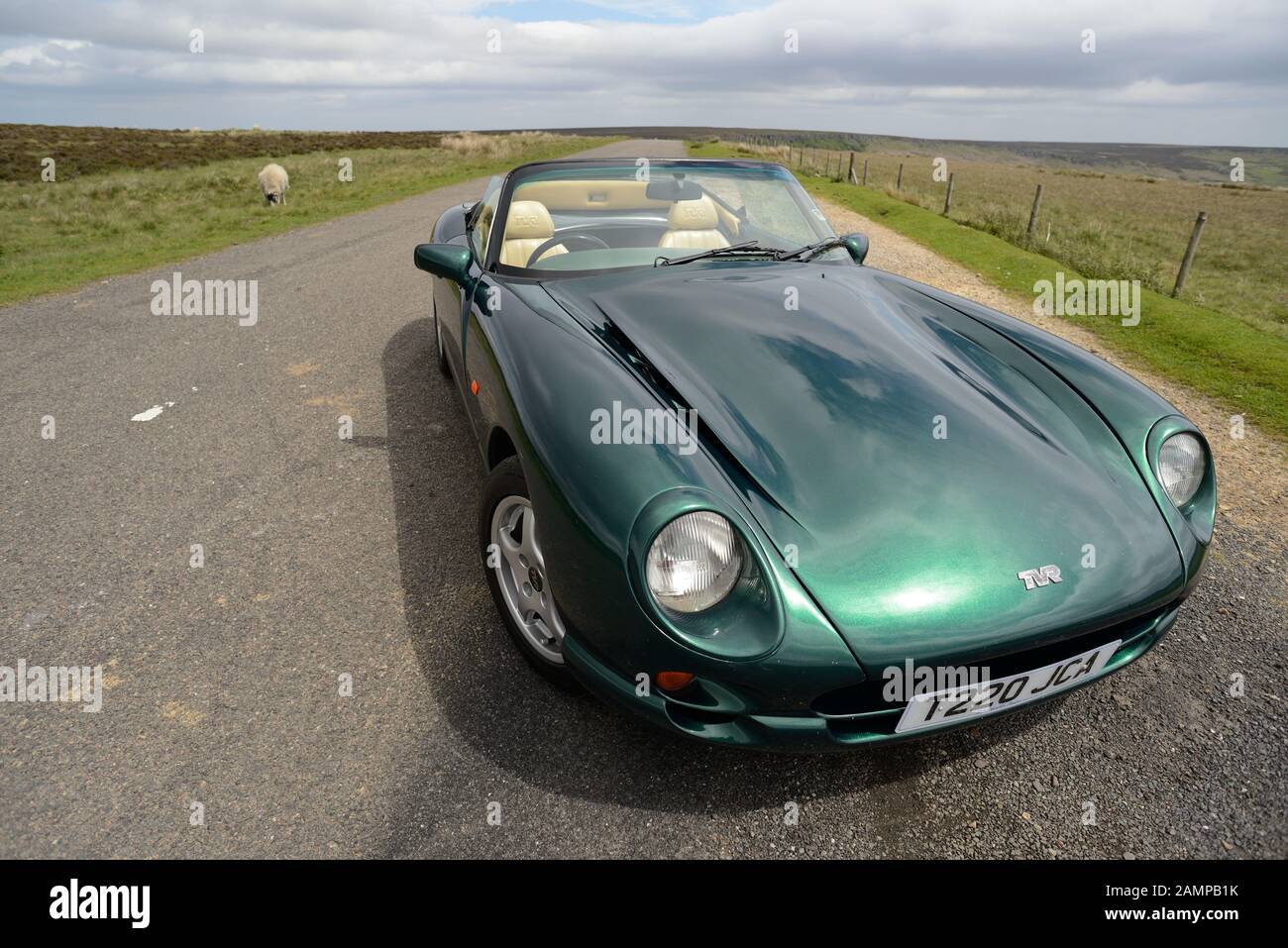 La TVR Chimera parcheggiato su un vicolo del paese nel Derbyshire Peak District Foto Stock