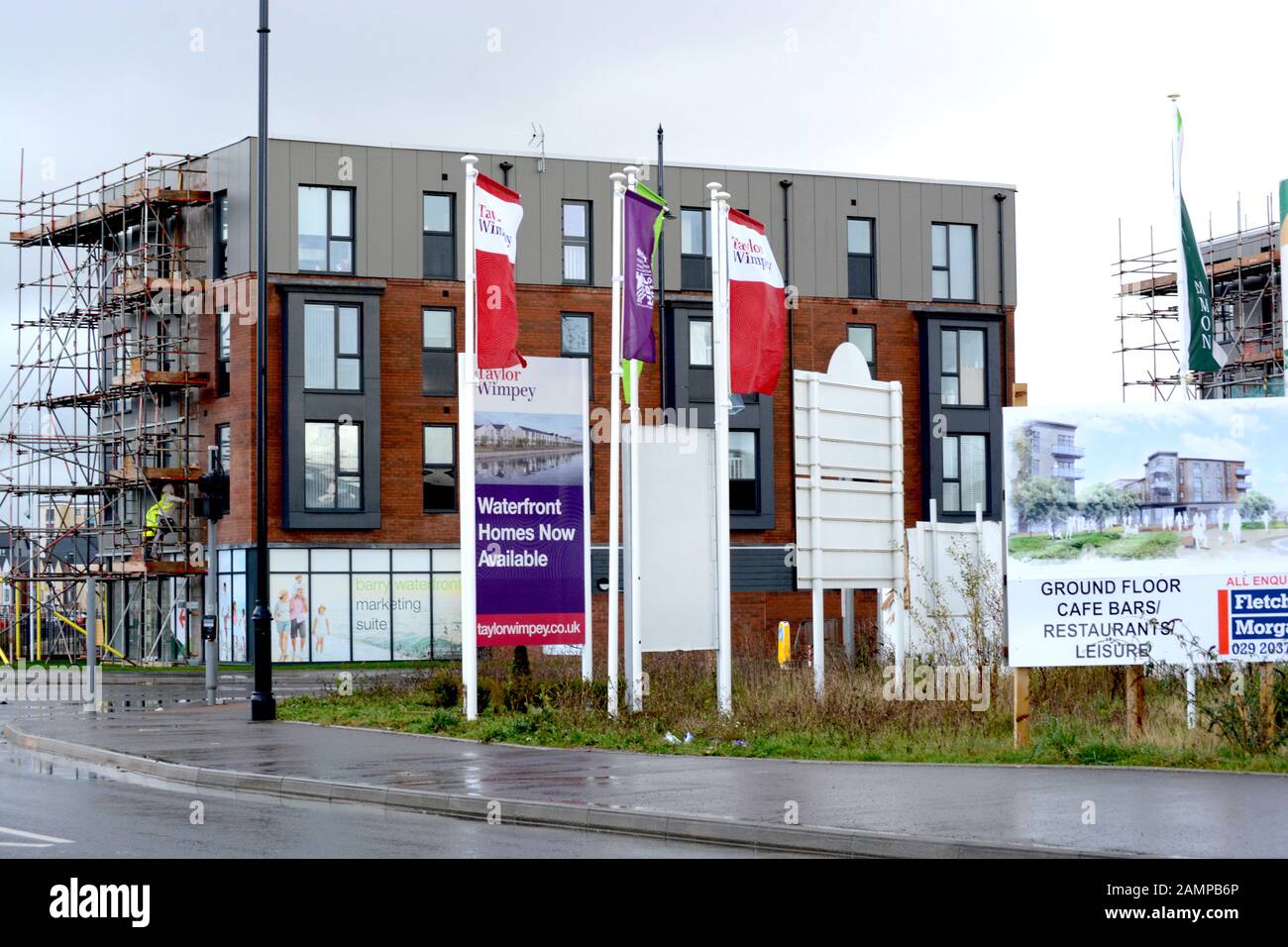 Barry, vale of Glamorgan / Wales - 6 gennaio 2020: Sviluppo del lungomare in Barry South Wales, costruzione di nuove case in questa comunità in espansione Foto Stock