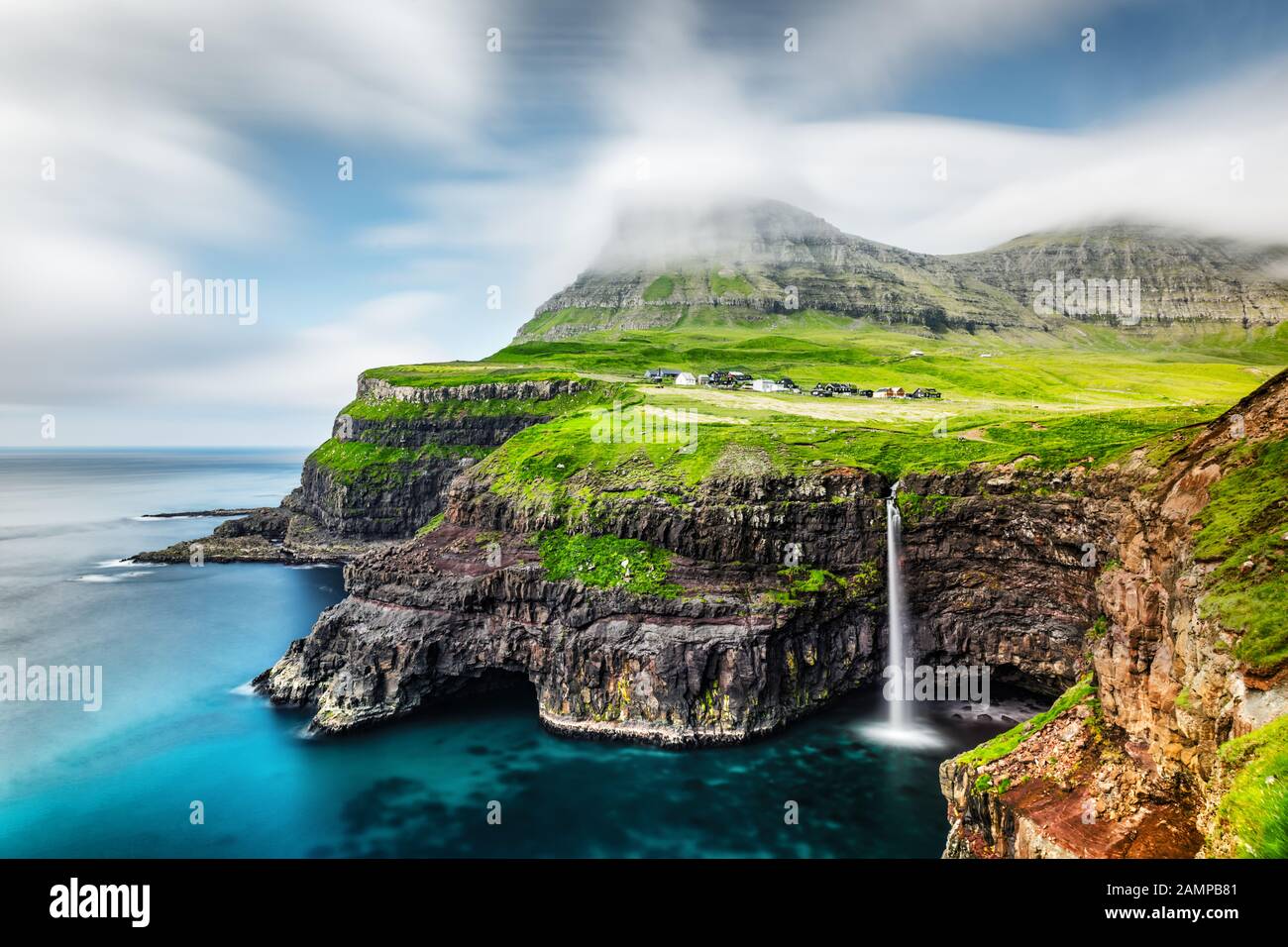 Incredibile vista giorno della cascata Mulafossur nel villaggio di Gasadalur, Vagar Island delle Isole Faroe, Danimarca. Fotografia di paesaggio Foto Stock