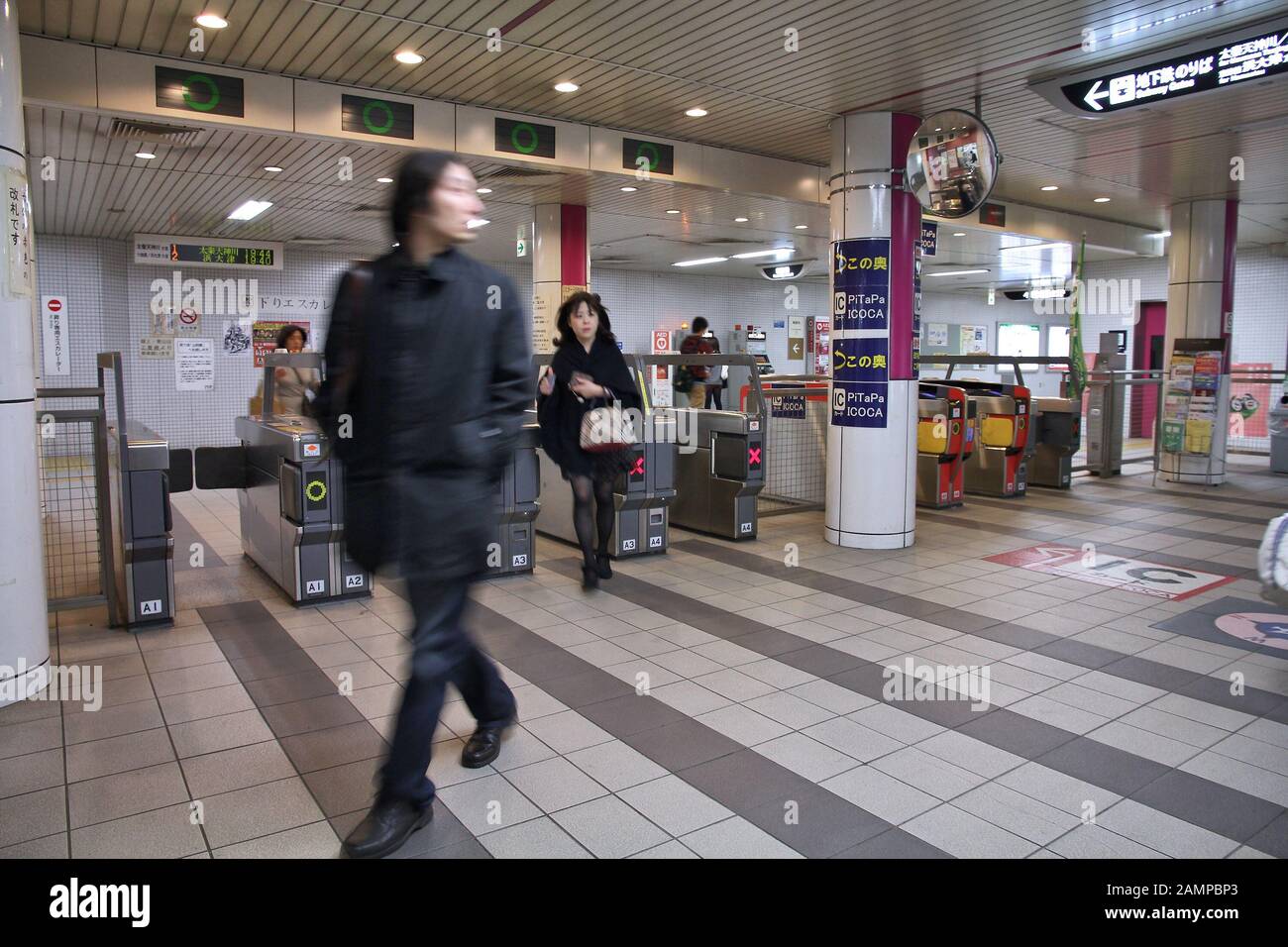 KYOTO, Giappone - 14 Aprile 2012: persone immettere municipale di Kyoto treno della metropolitana a Kyoto, in Giappone. La metropolitana di Kyoto esiste dal 1981, ha 29 stazioni e 28.8k Foto Stock