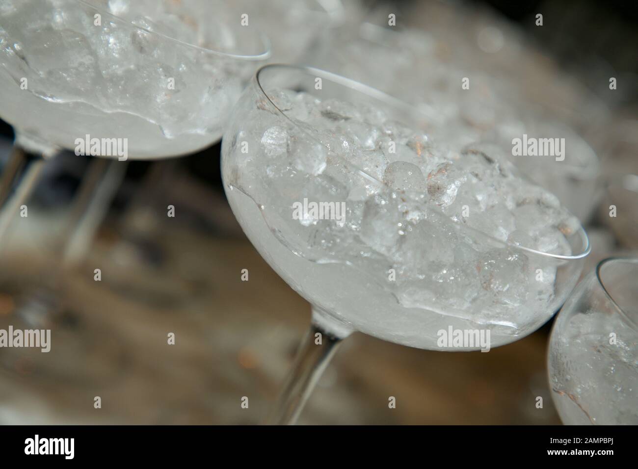 Bicchieri di ghiaccio tritato in attesa di essere riempiti. Foto Stock