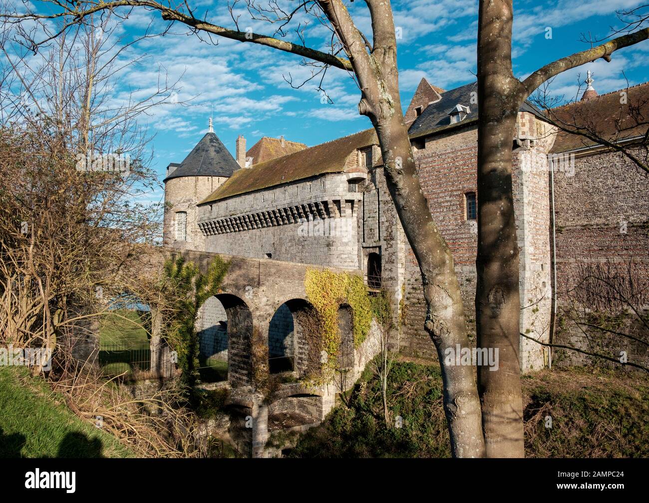 Lo Chateau de Dieppe è sede del Musée de Dieppe - questo è il lato che si affaccia lontano dal centro della città Foto Stock