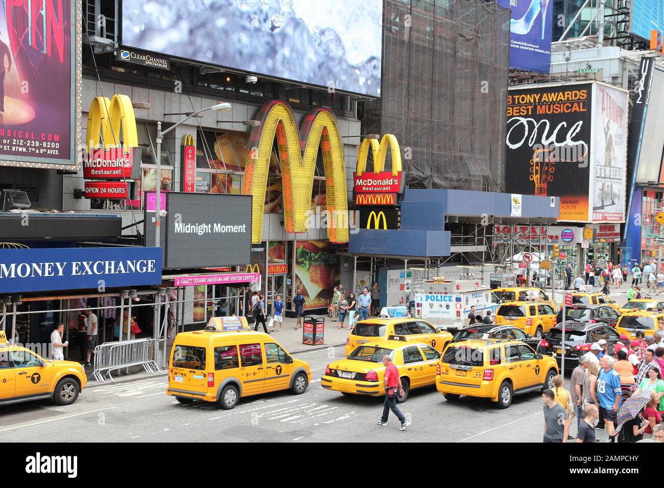 NEW YORK, Stati Uniti d'America - 3 Luglio 2013: taxi auto lungo Times Square a New York. Times Square è uno dei monumenti più conosciuti in tutto il mondo. Più di 300 Foto Stock