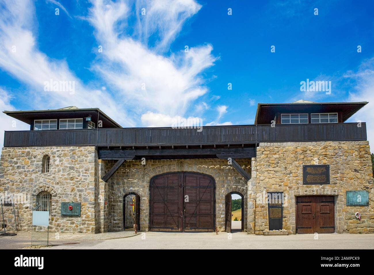 Porta d'ingresso al campo di custodia protettiva, memoriale del campo di concentramento, campo di concentramento Mauthausen, Mauthausen, Austria superiore Foto Stock