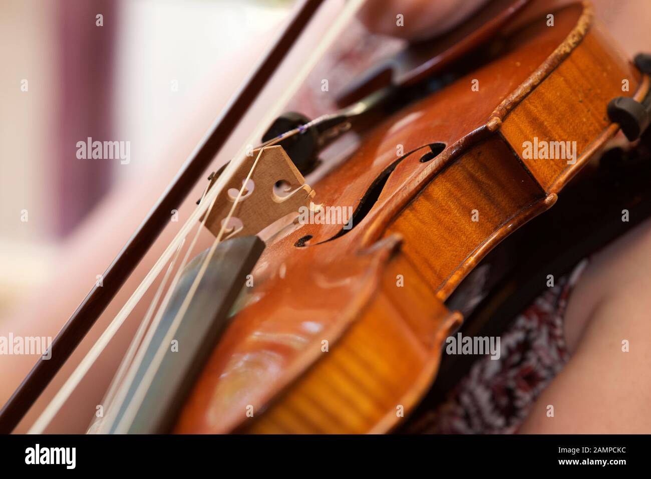 Close-up shot di donna che gioca a un violino. Foto Stock