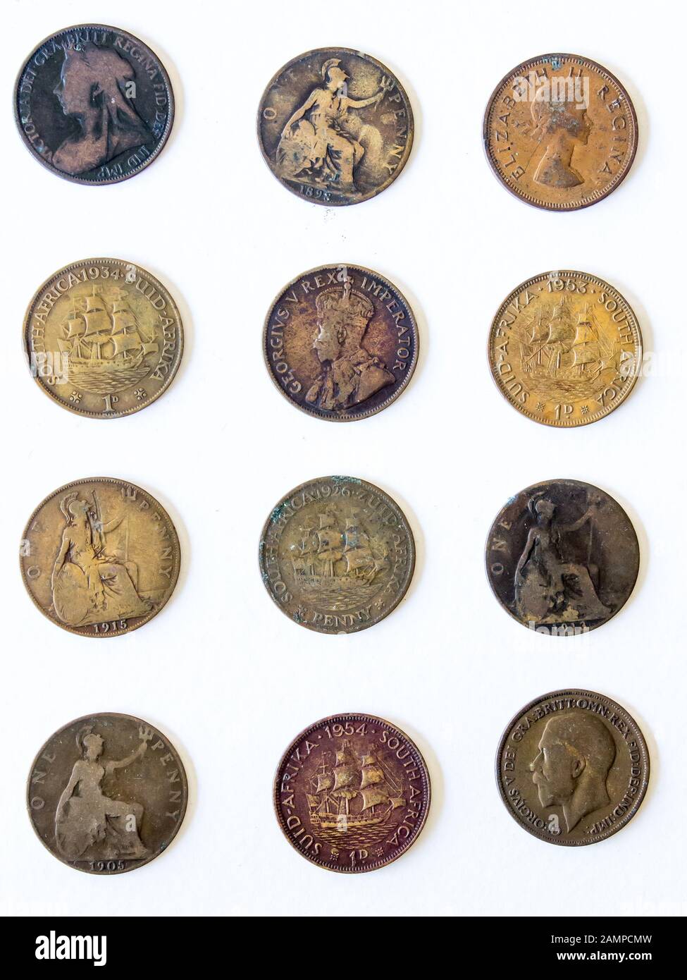 Vari vecchi penny sudafricani ben utilizzati su sfondo bianco Foto Stock