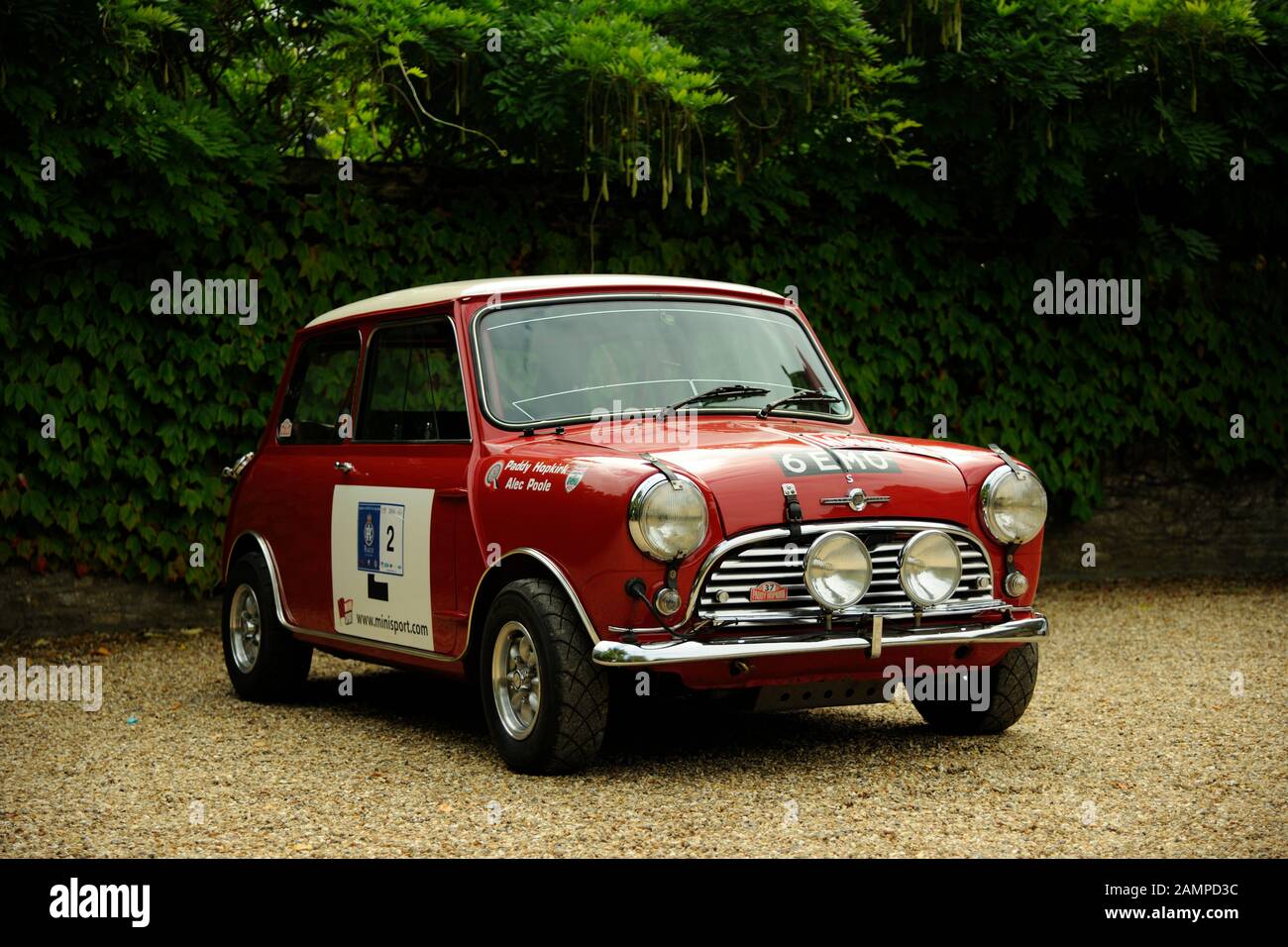 Replica di Paddy Hopkirk's 1964 Monte Carlo Rally Winning Mini, 33 EJB , parcheggiato in un classico evento automobilistico Foto Stock