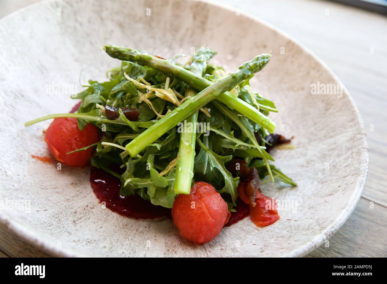 Insalata di barbabietole e pomodori con rucola e asparagi. Foto Stock