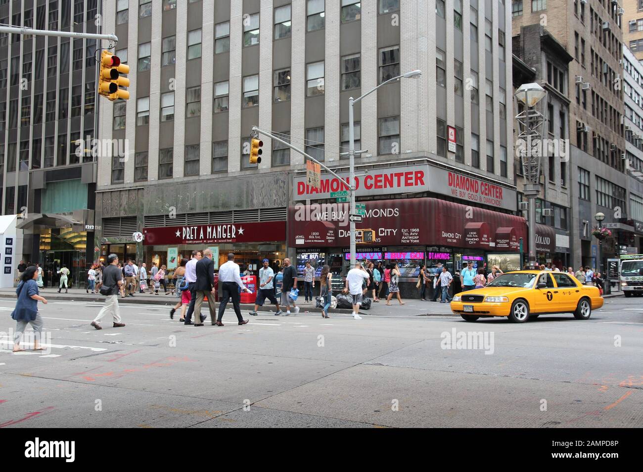 NEW YORK, Stati Uniti d'America - 2 Luglio 2, 2013: Taxi unità nel quartiere dei diamanti lungo la 6th Avenue a New York. Questa zona è una delle più grandi diamanti centri industriali Foto Stock