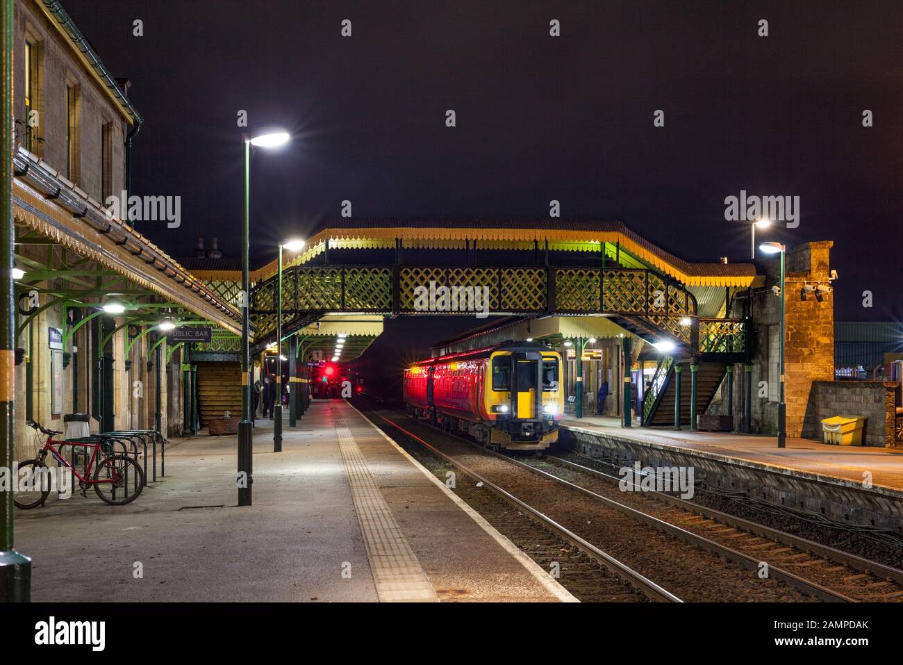 East Midlands classe ferroviaria 156 sprinter treno a Worksop stazione ferroviaria dopo essere arrivati con un Robin Hood servizio di linea da Nottingham Foto Stock